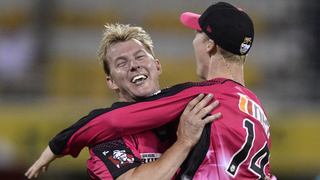 Jordan Silk (right) pulled off a brilliant one-handed catch in the BBL © Getty Images