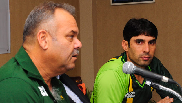 Dav Whatmore (left) believes PCB will decide what is best for Pakistan cricket in the current ICC controversy © AFP