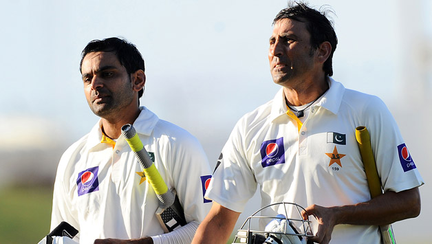 Mohammad Hafeez (left) remained unbeaten on 80 off 136 balls to help Pakistan keep Sri Lanka at bay © AFP 
