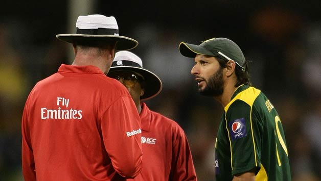 On-field umpires Asoka de Silva and Paul Reiffel speak to Shahid Afridi (right) © Getty Images