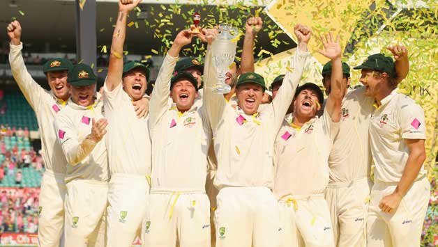 The Australian players celebrate lifting the urn after winning the 2013-14 Ashes series. They whitewashed England 5-0 © Getty Images