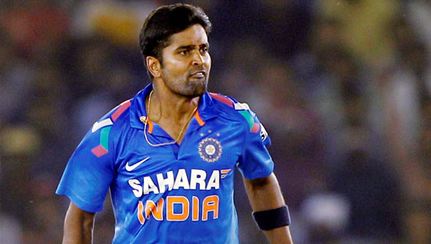 Karnataka captain R Vinay Kumar set his team for a Ranji Trophy victory © PTI