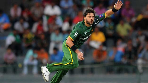Shahid-Afridi-of-Paksitan-bowls
