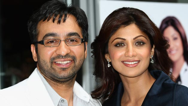 Shilpa-Shetty-and-fiance-Raj-Kundra-attend-a-photocall-to-launch-a-new-product