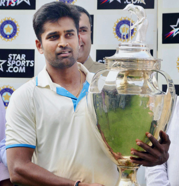 Vinay Kumar with the Ranji trophy © PTI