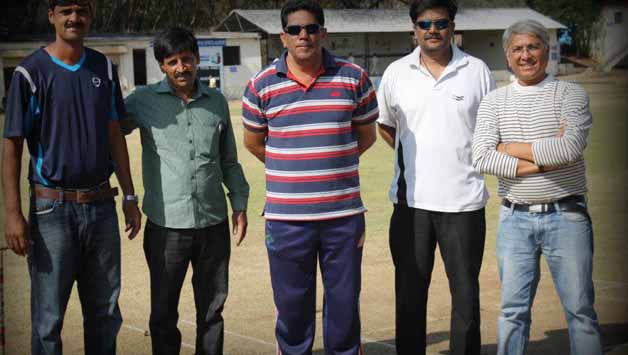 Surendra Bhave (centre)