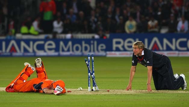 Edgar Schiferli fails to make it in time despite a desperate dive. But as fate had in store for him, Broad had messed up by dislodging the stumps without the ball in his hands © Getty Images