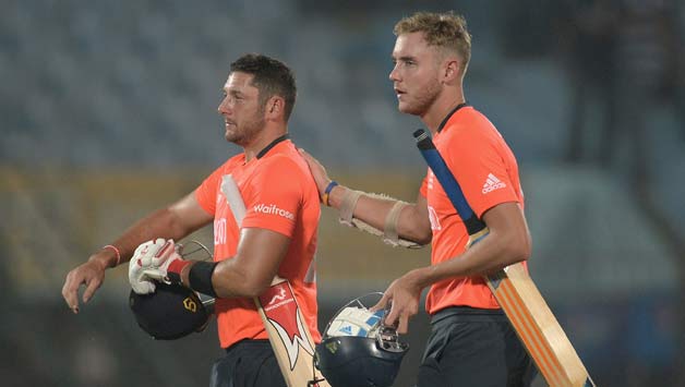 Tim Bresnan (left) struck a four-ball 17 in the end, but it couldn't prevent South Africa from winning the match. The result ruled out England's chances of qualifying for the semi-finals © Getty Images
