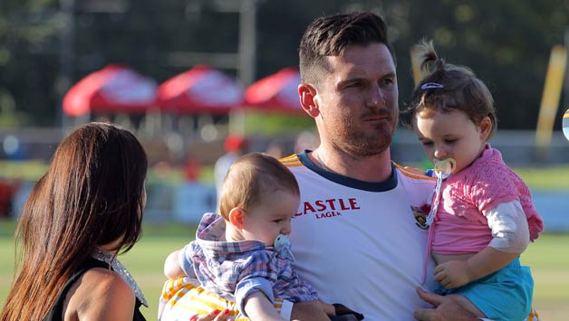 Graeme-Smith-and-his-kids-Cadance-and-Carter-during-day-5-of-the-3rd-Test-match-between-South-A