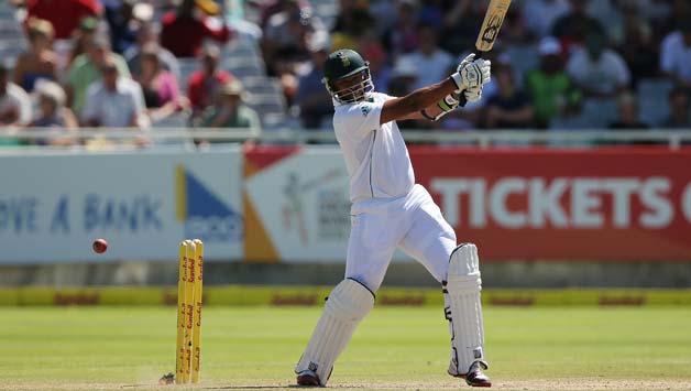 Vernon Philander played with guts and determination on the final day at Cape Town of the Test against Australia © Getty Images