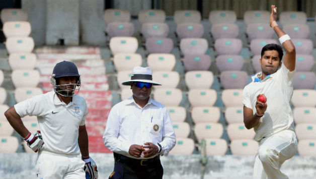 Vinay Kumar bowls against Maharashtra