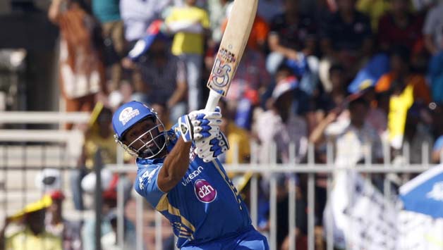 Kieron Pollard got Mumbai backl in the hunt © IANS