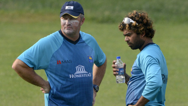 Paul Farbrace (left) formerd a good partnership with Lasith Malinga to win the ICC World T20 2014 with Sri Lanka © AFP