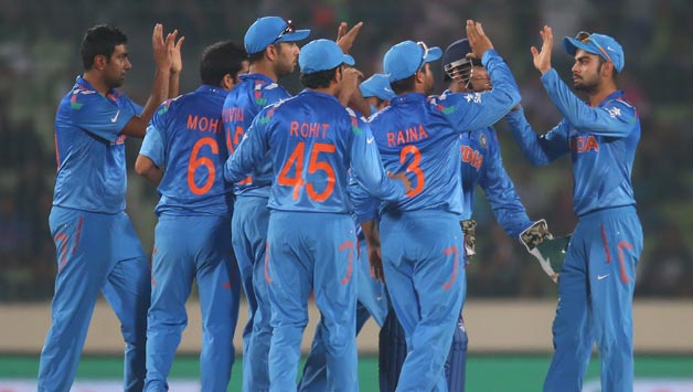 Virat-Kohli-of-India-of-celebrates-with-his-teammates-after-taking-a-catch-to-dismiss-Aaron