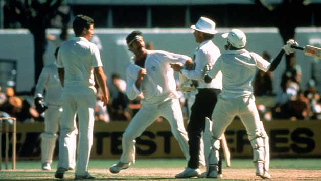 Dennis Lillee and Javed Miandad reduce a Test match arena into a fight ring © Getty Images