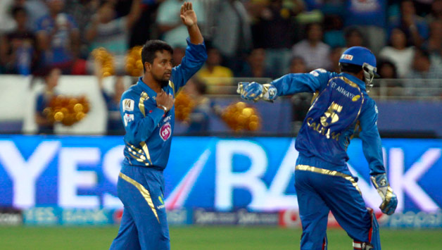 Pragyan Ojha (left) replaced the injured Praveen Kumar © IANS (File Photo)