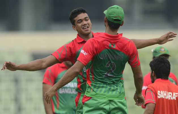 Bangladeshi cricketer Taskin Ahmed (L) celebrates with Mashrafe Bin Mortaza (R) after the dismissal of Indian cricketer Ambati Rayudu during the second