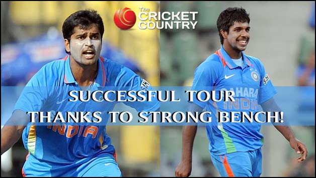 R Vinay Kumar (left) and Varun Aaron © AFP