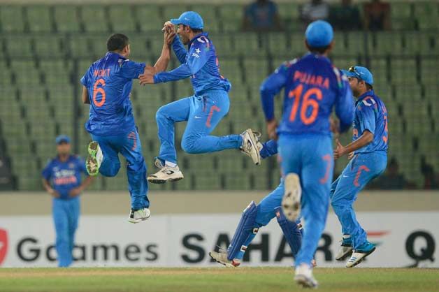 Indian-cricketer-Mohit-Sharma-(L)-celebrates-with-his-teammate-after-the-dismissal-of-Bangladeshi-cricketer
