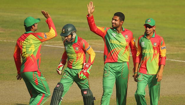Mahmudullah-of-Bangladesh-is-congratulated-by-his-teammates-after-dismissing-Umar-Akmal-of-Pakistan-du