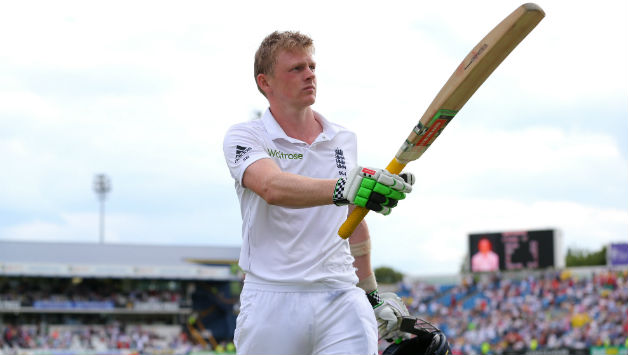 Sam-Robson-raises-bat