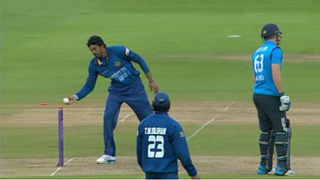 Sachithra Senanayake mankading Jos Buttler; (screengrab)