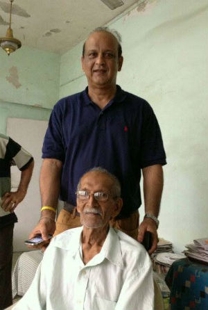 Shishir Hattangadi (blue T-shirt), a former Mumbai Ranji captain, with Vithal Patil. (Photo courtesy: Shishir Hattangadi).