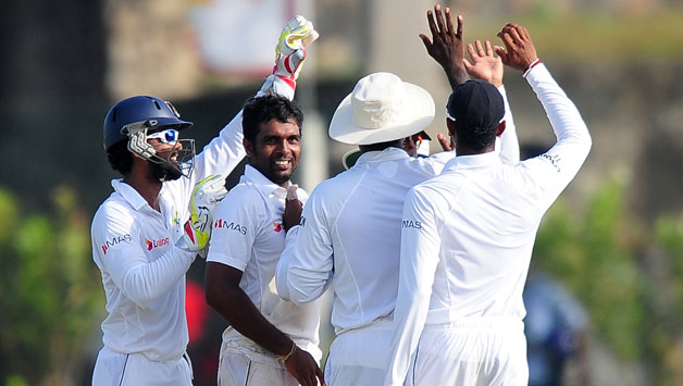 Dilruwan-Perera-celebrates-celebrates-with-team