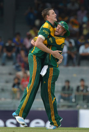 AB de Villiers (right) said South Africa were really motivated to win their first ODI series in Sri Lanka © AFP
