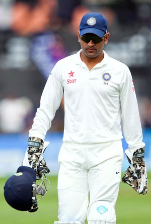 MS-Dhoni-of-India-leaves-the-field-for-lunch-during-day-one-of-the-2nd-Test-match-be-1