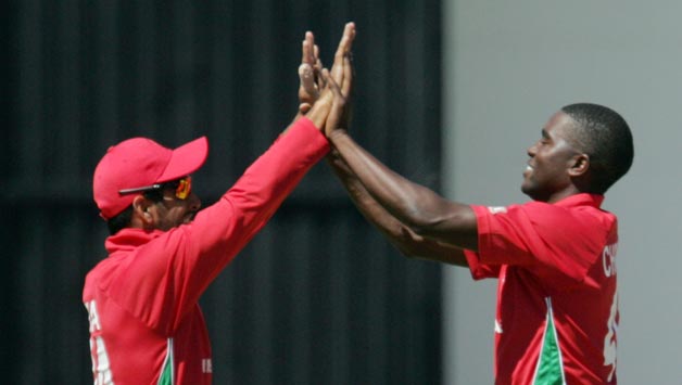 Elton Chigumbura (right) © AFP