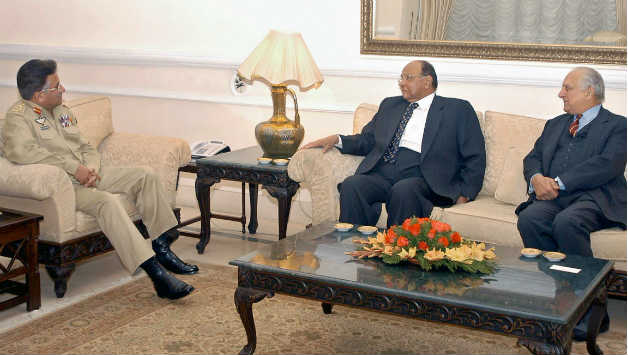 Shahryar Khan (right), then Pakistan Cricket Board chairman, in discussion with then BCCI President Sharad Pawar and Pakistan President Pervez Musharraf © AFP