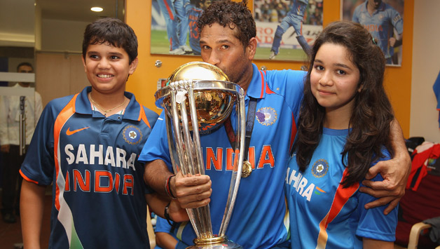 Arjun Tendulkar (left) with father Sachin Tendulkar (centre) and sister Sara Tendulkar ©  Getty Images