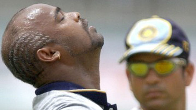 Vinod Kambli (left) alleges that it was Sachin Tendulkar who stopped talking to him © AFP