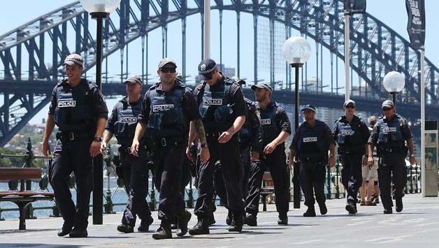 Armed police patrol on December 15, 2014 in Sydney, Australia. Major landmarks in Sydney, including the Sydeny Opera House © Getty Images