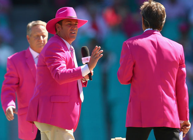 Former Australian cricketers Ian Healy (left)  and Shane Warne (center) before the start of the third day's play © Getty Images