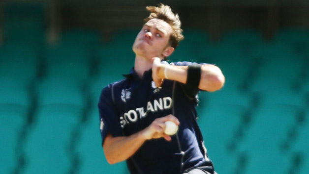 Ian Wardlaw got the wickets of Brendon McCullum and Martin Guptill © Getty Images