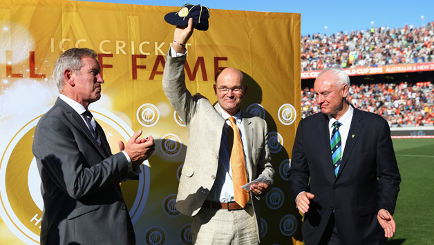 Martin Crowe (middle) became the third New Zealand player after Richard Hadlee and Debbie Hockley to be inducted into ICC Hall of Fame © Getty Images