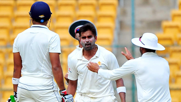 Vinay Kumar (centre) got his 3ooth wicket in Ranji Trophy on Sunday, he is 6th pacer to do so © IANS