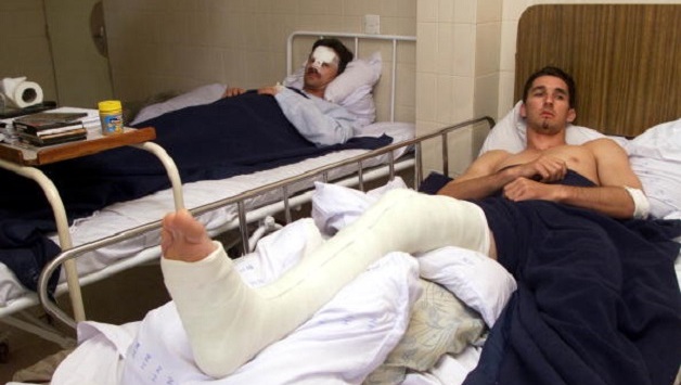 Steve Waugh (left) and Jason Gillespie in Colombo Hospital © Getty Images
