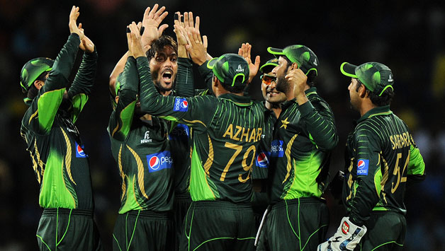 Pakistan-cricketer-Anwar-Ali-(C)-and-teammates-celebrate-after-dismissing-Sri-Lankan