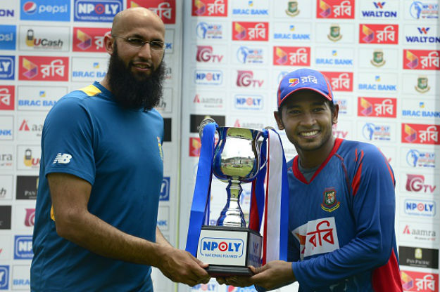 Hashim Amla (left) shares the trophy for Test series with Mushfiqur Rahim © AFP