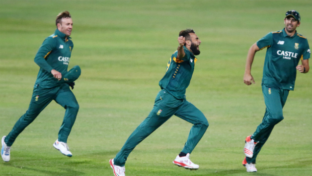 Imran Tahir (centre) celebrates the dismissal of Kane Williamson with AB de Villiers (left) and David Wiese © Getty Images