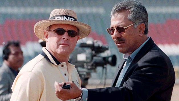 Zaheer Abbas (R) is a former Pakistan batsman hailed as the Asian Bradman © AFP