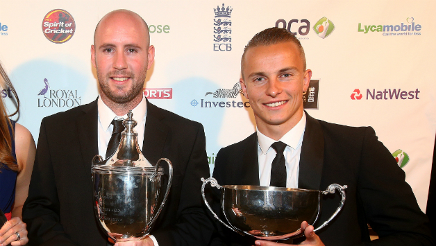 Chris Rushworth (Left) and Tom Curran hold up their awards for the cameras © Getty Images