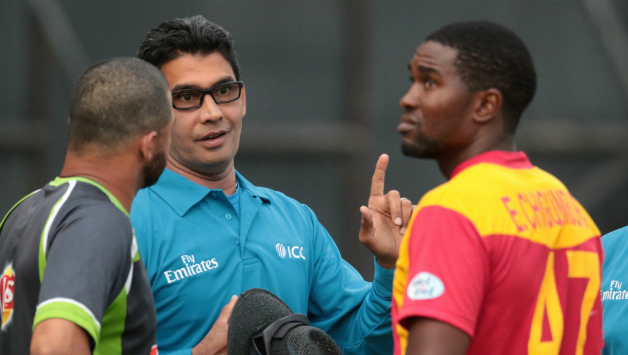 The umpire Ruchira Palliyaguruge (center) explains why the close match was brought to an end with two overs to go © AFP