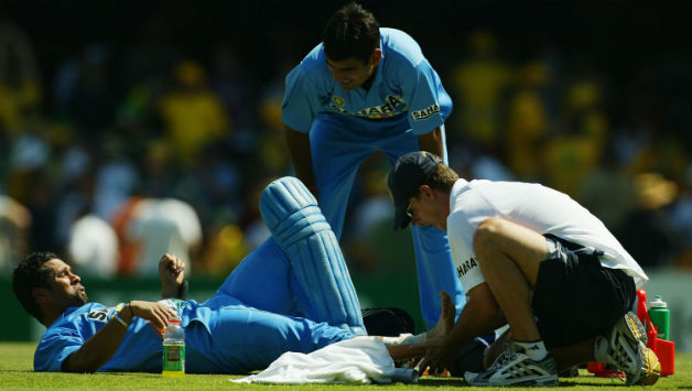 Sachin Tendulkar (left) receives treatment from Andrew Leipus (right) © Getty Images