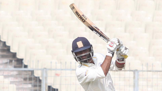 Dinesh Karthik was out for only 27 © IANS (File Photo)