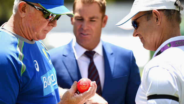 Australia's bowling coach Craig McDermott and Shane Warne inspect a pink ball © Getty Images