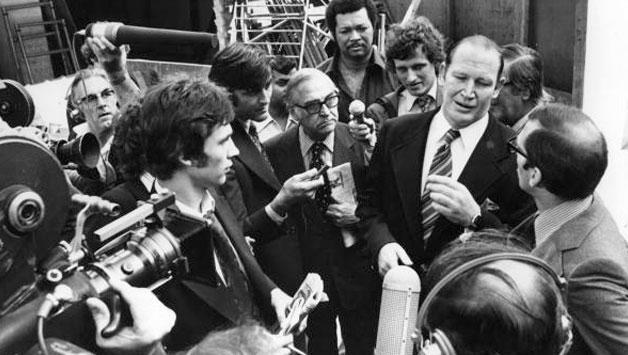 Kerry Packer talks to the media ahead of the first season of World Series Cricket © Getty Images